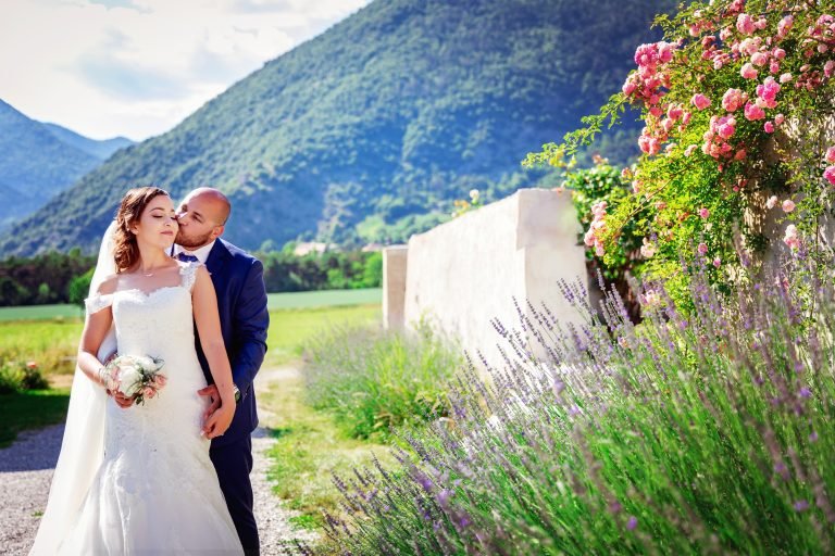 Photos de mariage au château dans les Alpes. Photographe mariage