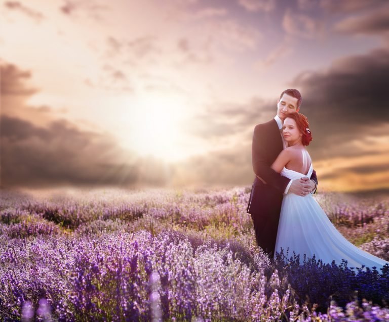 Séance de couple dans la lavande en Provence. Photos après le mariage